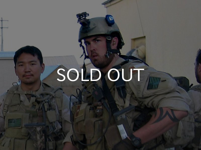 マーカス・ラトレルの肩に